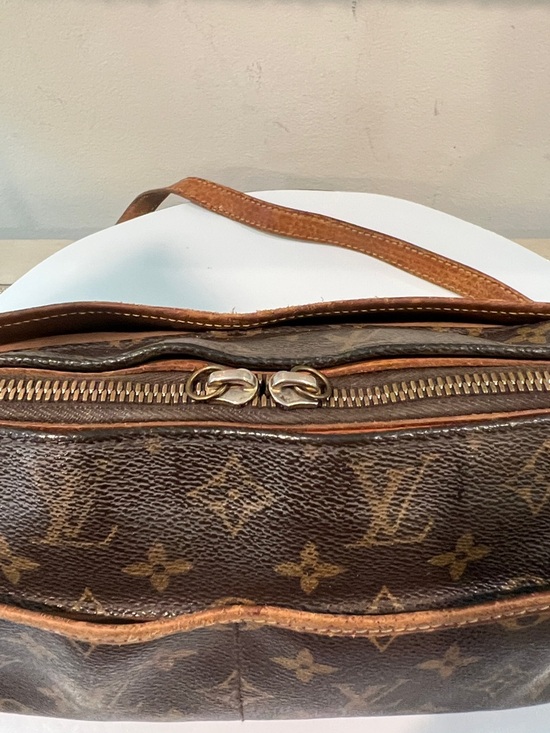 Louis Vuitton LV Popincourt Monogram Canvas Handbag - detached strap, wear - Picture 13 of 17